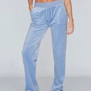 Juicy couture  - Hej! Tänkte kolla ifall någon va sugen på att byta juicy set? Har tröttnat på mina färger. Alla sett är i storlek S, både tröja och byxor. Har både ljusblått, kungsblått, beige som jag skulle kunna tänka mig att byta. Vill helst ha storlek xs i byxorna men s funkar också☺️