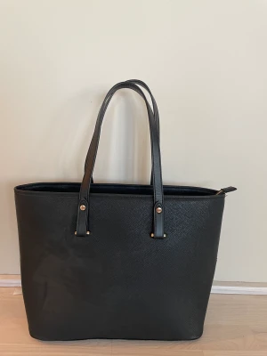 Väska - Enkel väska från hm. Använd endast fåtal gånger