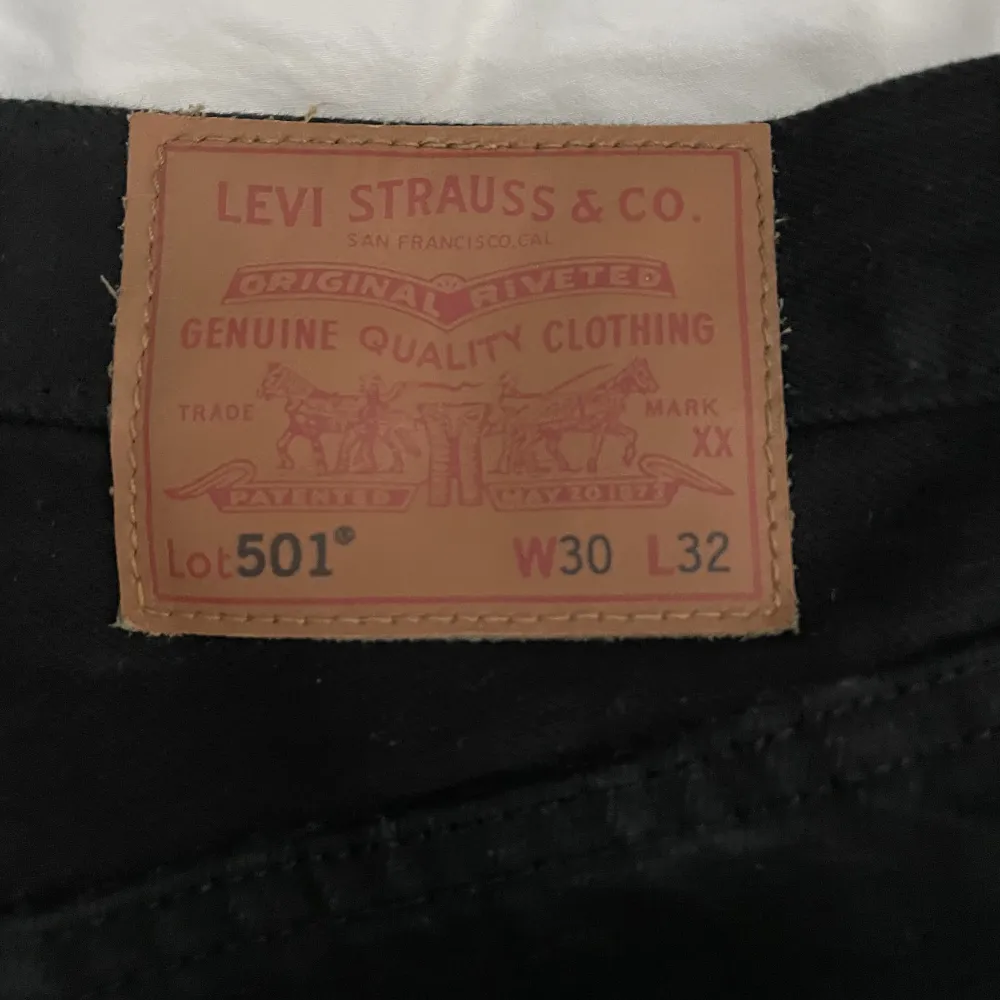 Säljer 2 st svarta Levis 501 Båda jeansen är 9/10 i skick och använda fåtal gånger  1 par för 700 och båda paren för 1200. Jeans & Byxor.