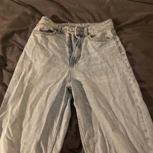 Blåa jeans - Blåa baggy jeans. Tighta runt midjan och baggy runt benen. Snygga och sommriga. 