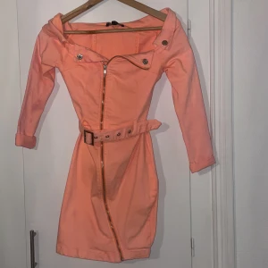 Offshoulder klänning - Offshoulder-klänning i jeans med skärp. Är storlek 36 men skulle säga att den passar xs. Färg; aprikos ✨