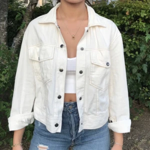 Jeansjacka vit - Så fin croppad jeans jacka som passar perfekt till våren och sommaren lite tunnare än de ” vanliga” jeansjackor 