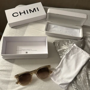 chimi 02 - säljer mina super snygga chimi solglasögon i 02 ecru då jag vill köpa ett par andra.  helt nya och köpta för 1250. kom privat för fler bilder ❤️‍🔥🕶️