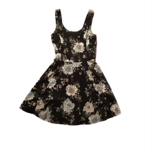 Klänning  - Jätte fin blommig klänning! Faller jätte fint på kroppen och är i storlek 36. Den har störe urringning i ryggen💕