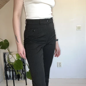 KOSTYMBYXA - mörkgrå kostymbyxa, personen på bilden är 176 cm 🦙