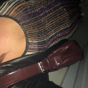 Regnbågs-klänning - Rengnbågs-klänning ifrån Zara! En stor favorit som dessvärre använda fåtal gånger och just därför säljs!  🌈 