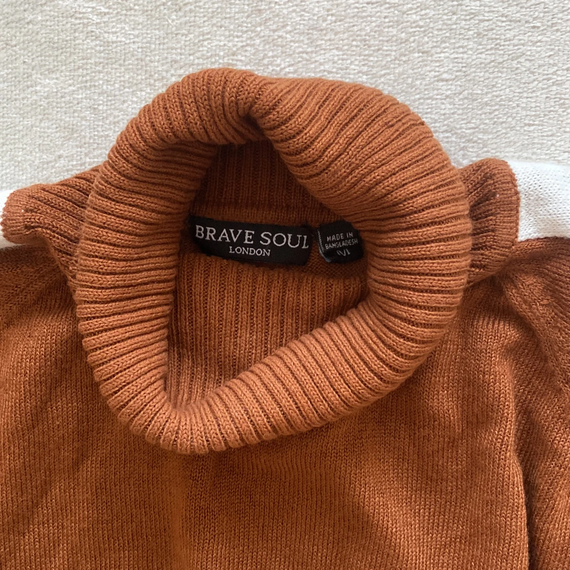 Brun turtleneck tröja med vita ränder - 90