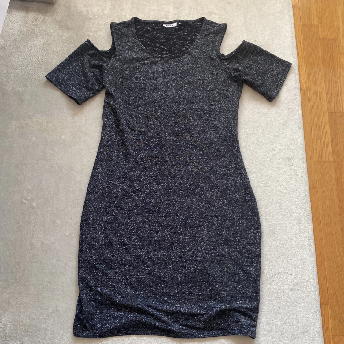 Svart klänning med cutouts