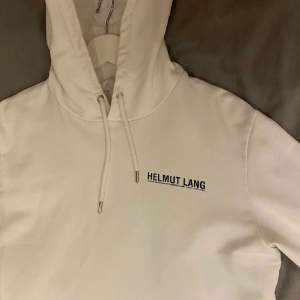 Tja säljer nu min Helmut Lang hoodie som jag växt ur. Väldigt fint skick inga fläckar Elr något. Inte kvitto kvar tyvärr