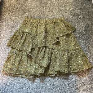 Kjol - Kjol från Stradivarius, storlek S, pris 120 kr, köparen står för frakten🌸