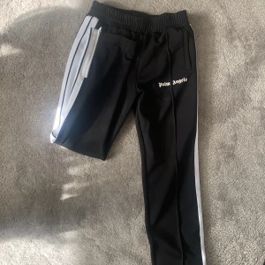 Palm Angels byxor  - Svarta Palm Angels byxor i storlek XL som är i väldigt bra skick