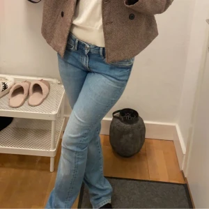 pepe jeans - lågmidjade jeans från pepe jeans, knappt använda så i nyskick. strl 28/32 passar mig med strl S. jag är 168-170 lång. köpta för 950.