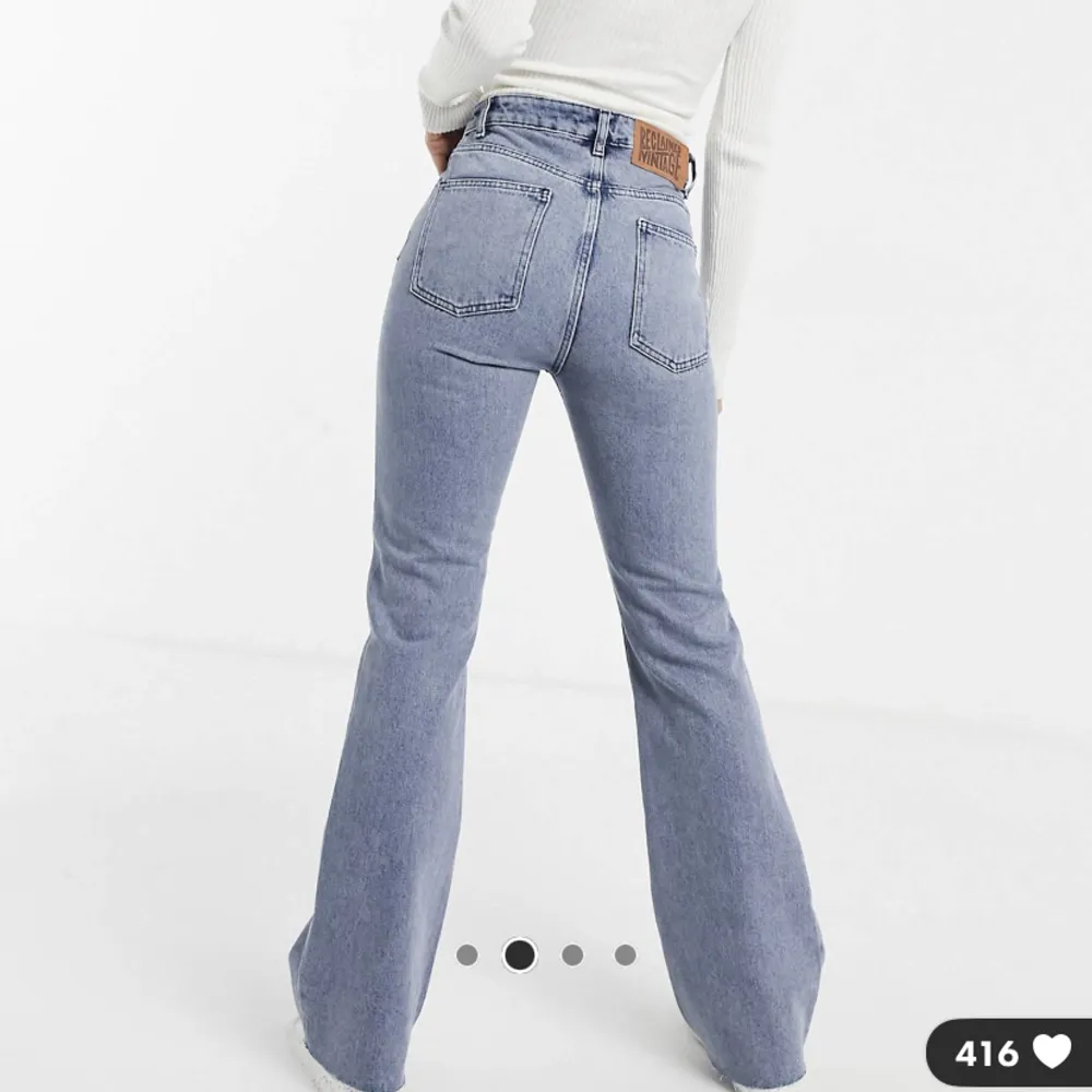 Jeans med en medelhög midja köpta på Asos får 2 år sedan. Använt fåtal gånger men för korta för mig. Rak model med en aning utsvängning vid fötterna. För fler frågor skriv privat! Innerbenslängd: 82 cm. Jeans & Byxor.