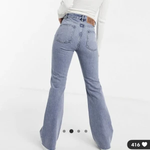 Blåa Jeans - Jeans med en medelhög midja köpta på Asos får 2 år sedan. Använt fåtal gånger men för korta för mig. Rak model med en aning utsvängning vid fötterna. För fler frågor skriv privat! Innerbenslängd: 82 cm