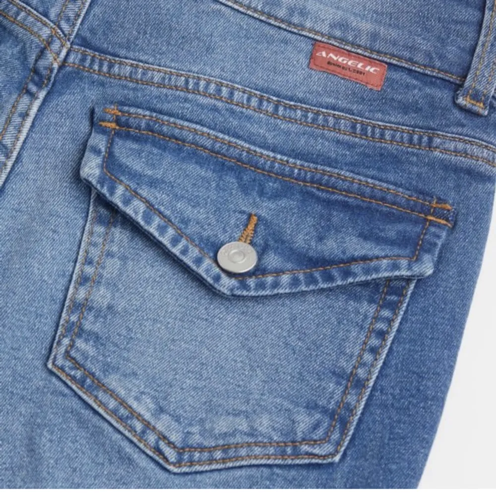 Säljer dessa slutsålda flare low jeans ifrån hm, de är i storlek 38 och är lite för långa på mig som är 170 cm vilket har gjort att de slitits lite grann längst ner vid hälen. Annars som nya❤️. Jeans & Byxor.