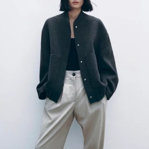 ZARA BOMBERJACKA  - Intressekoll på den sjukt populära Zara jackan! Såå snygg! Storlek: Xs-s 🖤