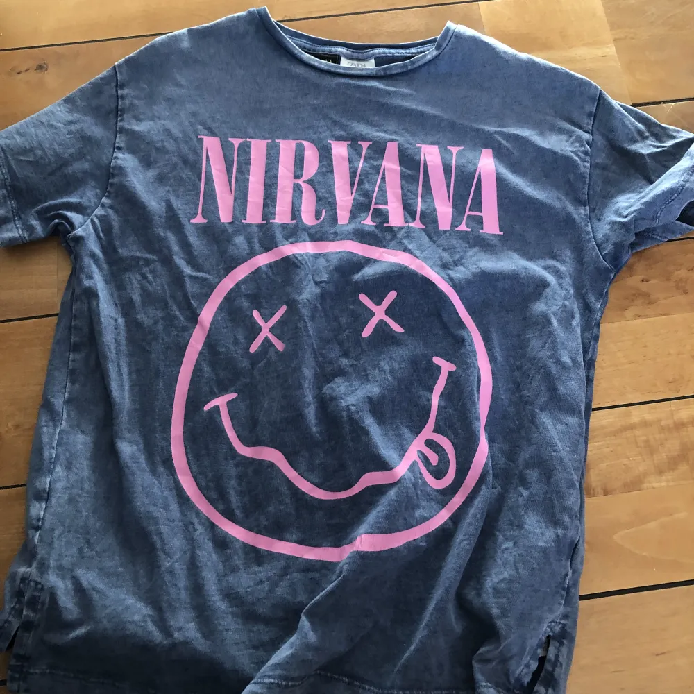 Nirvana tröja från zara, knappt använd.. Kjolar.