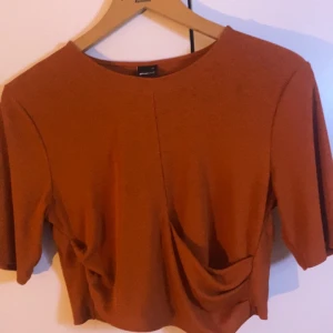 Orange top - Färgen e mycke fin irl. Jag har storlek s och tog L för ville inte ha den så kort men det passa andå. Så det passar s-m-L. Använd en gång Max 