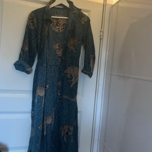 Klänning  - Jag säljer min klänning från pieces(det är den slags klänning som är formad som en rock som man knyter med antingen snöret eller med knapparna) den är i storlek xs men då man kan knyta den och justera storlek så passar den s, m och xs❤️