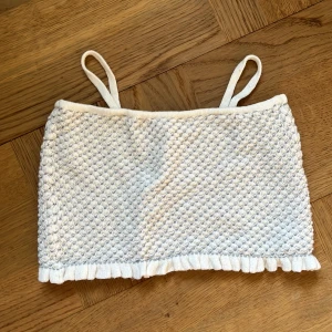 Zara topp - En super fin och dunder skön topp, säljer för den är förliten för mig! Inga slitningar eller hål👍💗