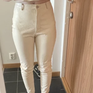 Storlek S - Beige skinnbyxor (fake) med vadderat på insidan. Så jättebra när det är lite kyligt ute. 