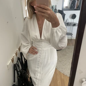 Vit klänning, studentklänning - Superfin vit klänning från NAKD jag tänkte ha till studenten men har nu hittat en annan. Strl 34 💞  