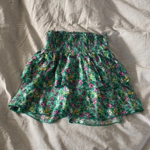 Blommig volang kjol stl: 38 - Så fin blommig volangkjol från H&M i storlek 38. Kjolen är väldigt stretchig📦💓