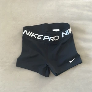 Nike PRO. St S - Aldrig använd. St S. Köpt från JD Sports. Kvitto finns. 