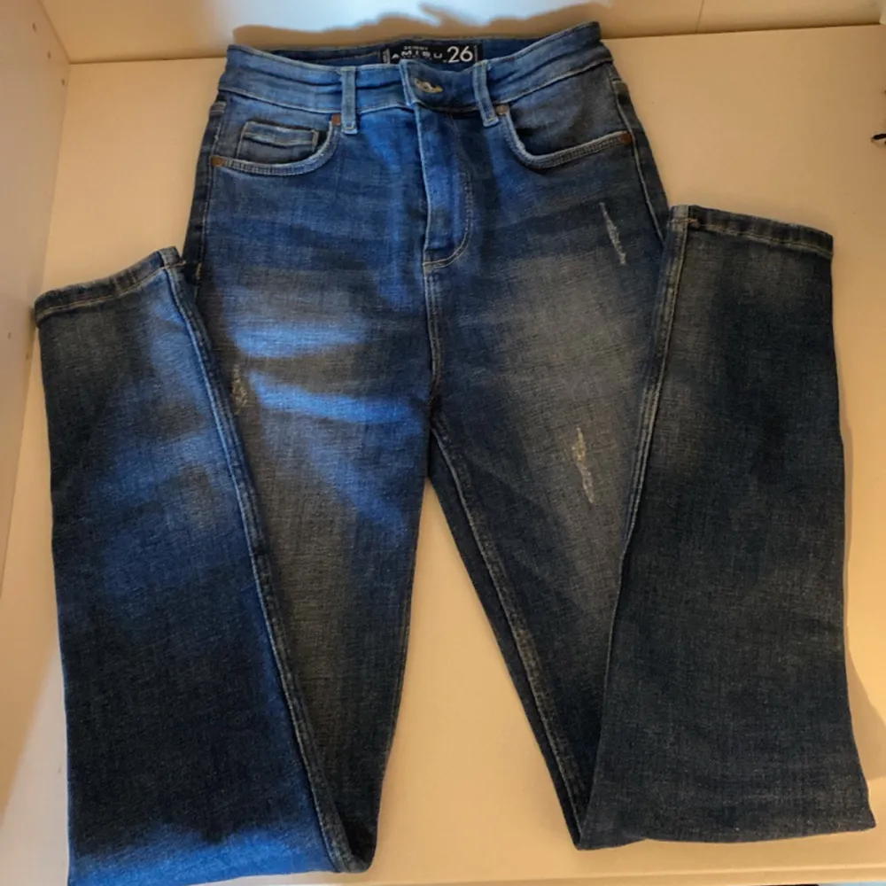 Helt nya jeans från i storlek 26 vilket jag antar är xs/s eftersom det är det som passar mig. Man får jättefin 🍑i dom!!! Vid fler frågor skriv till mig! Går ner i pris med köp av annat🫶🏽. Jeans & Byxor.