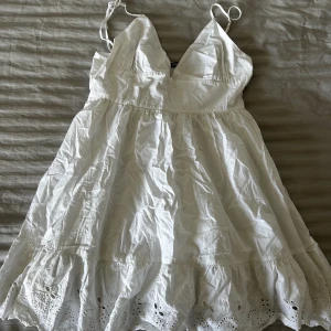 Zara klänning - Säljer denna fina zaraklänning som är oanvänd eftersom den är för liten. Har normalt M i zara klänningar men denna var för liten så skulle nog passa en S bättre 