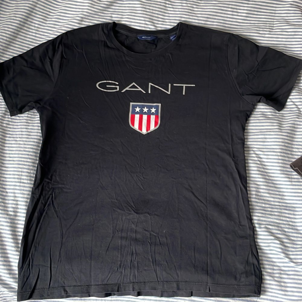Svart T-shirt - Gant | Plick Second Hand