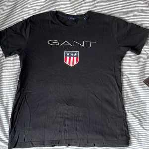 T-shirt - Gant pojke st 170. Använd se bilder. Hämtas i Malmö. Ska den skickas får köparen stå för frakten.