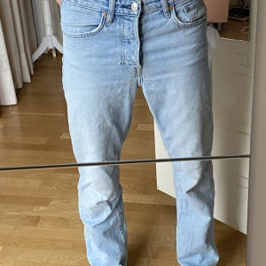 Ljus blå jeans - Säljer dessa jeans. Jag har dom som low rise men man kan även dra upp dom i midjan.