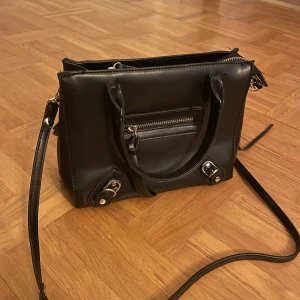 Väska från Nelly - Svart väska från Nelly med axelband