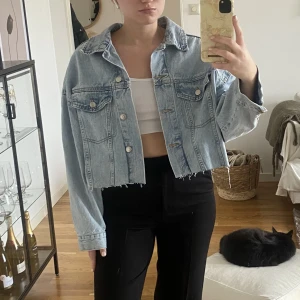 Oversized jeansjacka - Oversized croppad ljus jeansjacka från ginatricot. Storlek S och passar även M. Aldrig använd 💙💙💙
