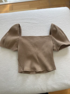 Topp - En ljusbrun fin ribbad topp från hm. Strl 36 använd en gång! 90kr + frakt 📦 