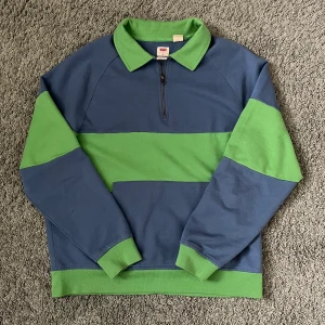 Vintage Levi’s half-zip - Vintage Levi’s half-zip tröja i mycket bra skick, endast använd ett fåtal gånger! Storlek M och lämpar sig kanske främst till killar. Nypris ca 899sek! Mitt pris: 399 (diskuterbart) Fråga gärna om ni undrar något!