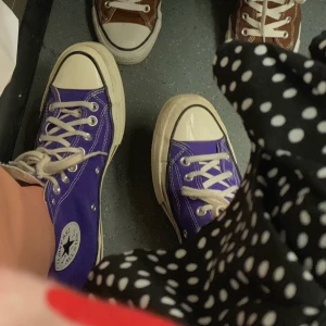 Lila Converse  - Säljer mina Converse Chuck Taylor 70 i en lila färg, Stolek 40 🫶🏼 Köpta för 995kr, Säljer för 500kr + frakt 📦Priset går absolut att diskutera 