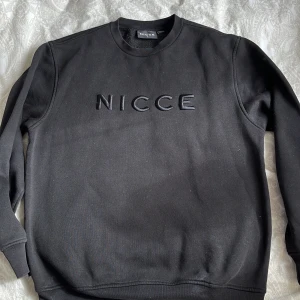 Svart niccetröja - Bra skick 8/10  Svart sweatshirt med bra kvalite  Storleken är small