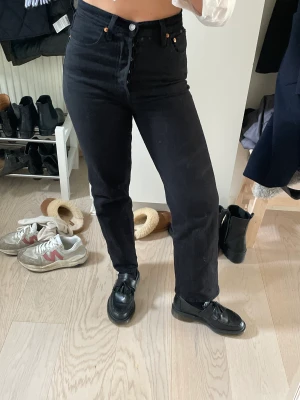 Levi’s Jeans - I väldigt bra skick! Storlek W25 L27 - Modellen heter Ribcage straight