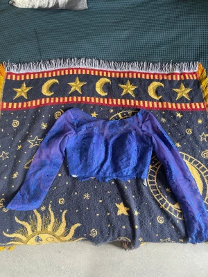 Lila korsett topp - Köpte denna på Beyond retro, men passar inte mig längre. Skulle gissa att storleken är mellan xs-s. Dragkedjan är lite trög så man får vara försiktig när man tar på den. Sen är det viktigt att man inte tar den över huvudet utan att man öppnar upp där bak.