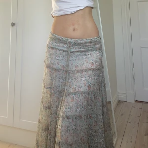 Boho kjol med blommor - Storlek S/M/L då den går att justera bra i midjan. Inga defekter. Långkjol i färgerna grön, rosa, beige. Luftig och superfint mönster❤️