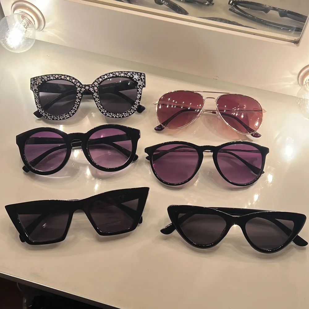 Flera olika solglasögon i alla möjliga former och färger, säljer de för 30kr styck+ frakt eller vid köp av flera kan ett billigare alternativ diskuteras!! . Övrigt.