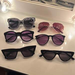 Flera olika solglasögon i alla möjliga former och färger, säljer de för 30kr styck+ frakt eller vid köp av flera kan ett billigare alternativ diskuteras!! 