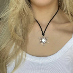 Fleur Necklace - Handgjort halsband med svart läderband och berlock i antiksilver 🌟Går att beställa med annan färg på bandet: vit/rosa/blå
