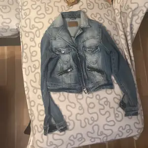 Jätte fin jeans jacka🤍 -två knapp framfickor  -två dragkedja framfickor  -går att justera storleken med knappar -funkar sommar och vår