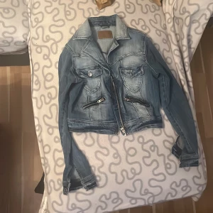 Jeans jacka  - Jätte fin jeans jacka🤍 -två knapp framfickor  -två dragkedja framfickor  -går att justera storleken med knappar -funkar sommar och vår