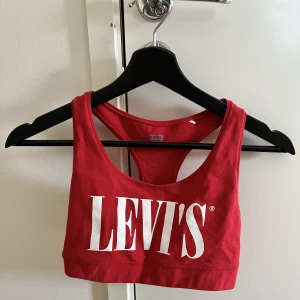Levi’s - Jätte fin topp som man kan ha som sport bh eller som en magtröja de välljer man själv, inte använt den mycket 