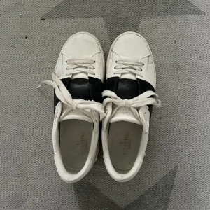 Valentino skor - Hej undrar om någon är intresserad av mina valentino skor, jättefint skick och skit snygga skor 💗