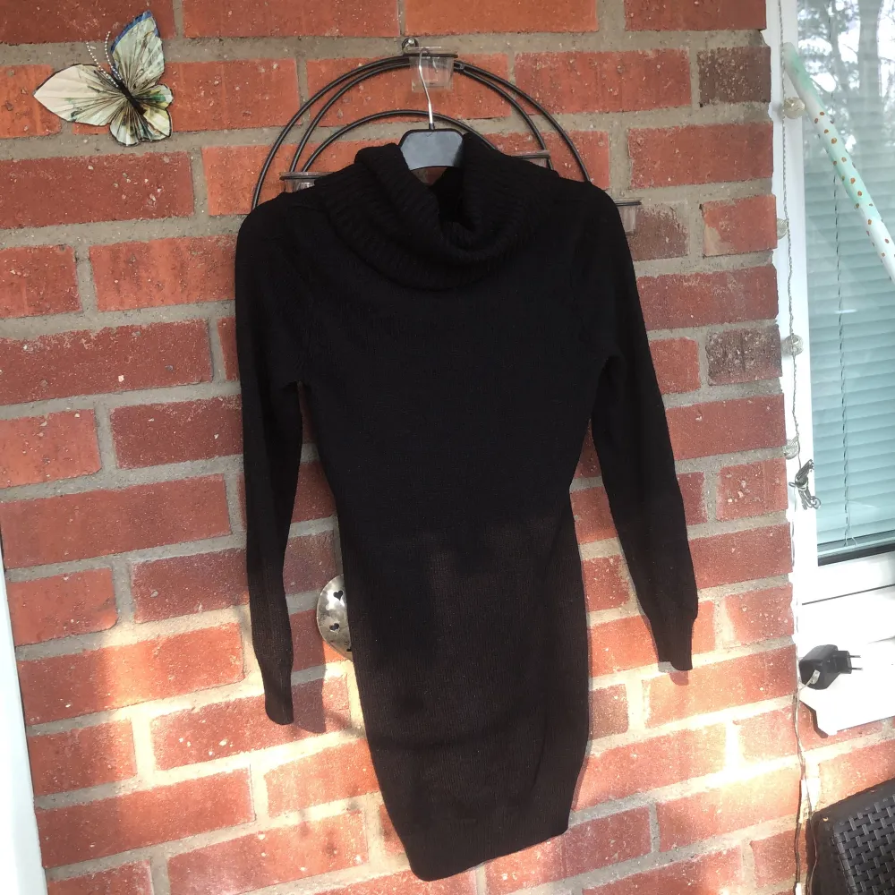 Fin stickad klänning med krage i svart, perfekt till hösten. . Klänningar.